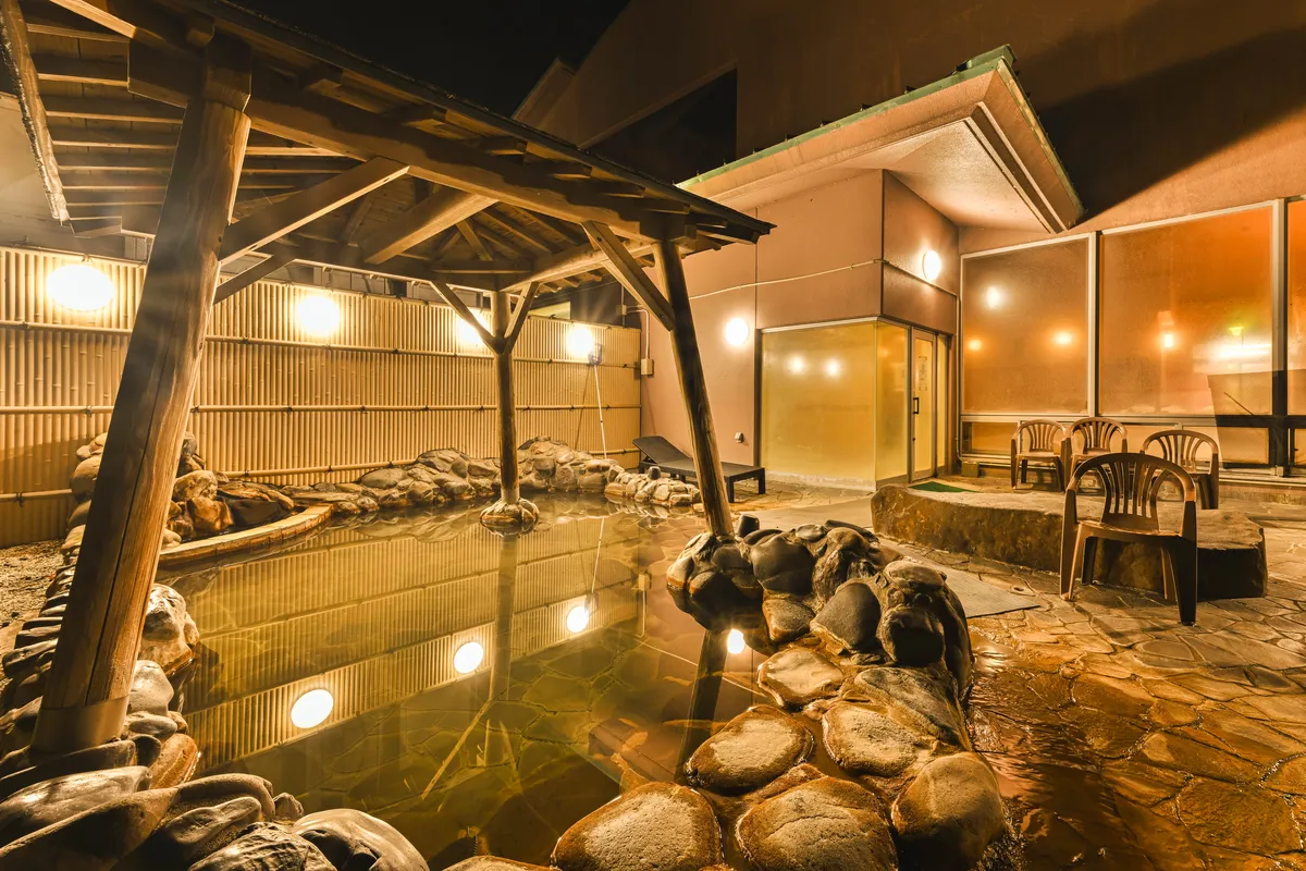夜の岩造りの露天風呂