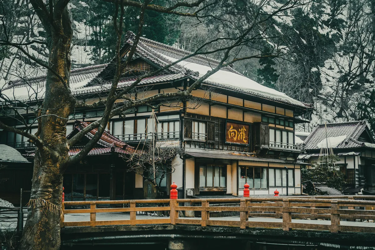 雪の橋と旅館の全景