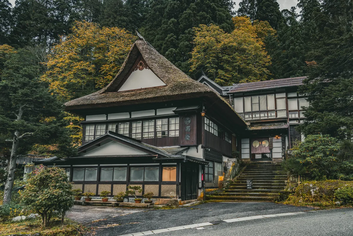 茅葺き屋根の宿