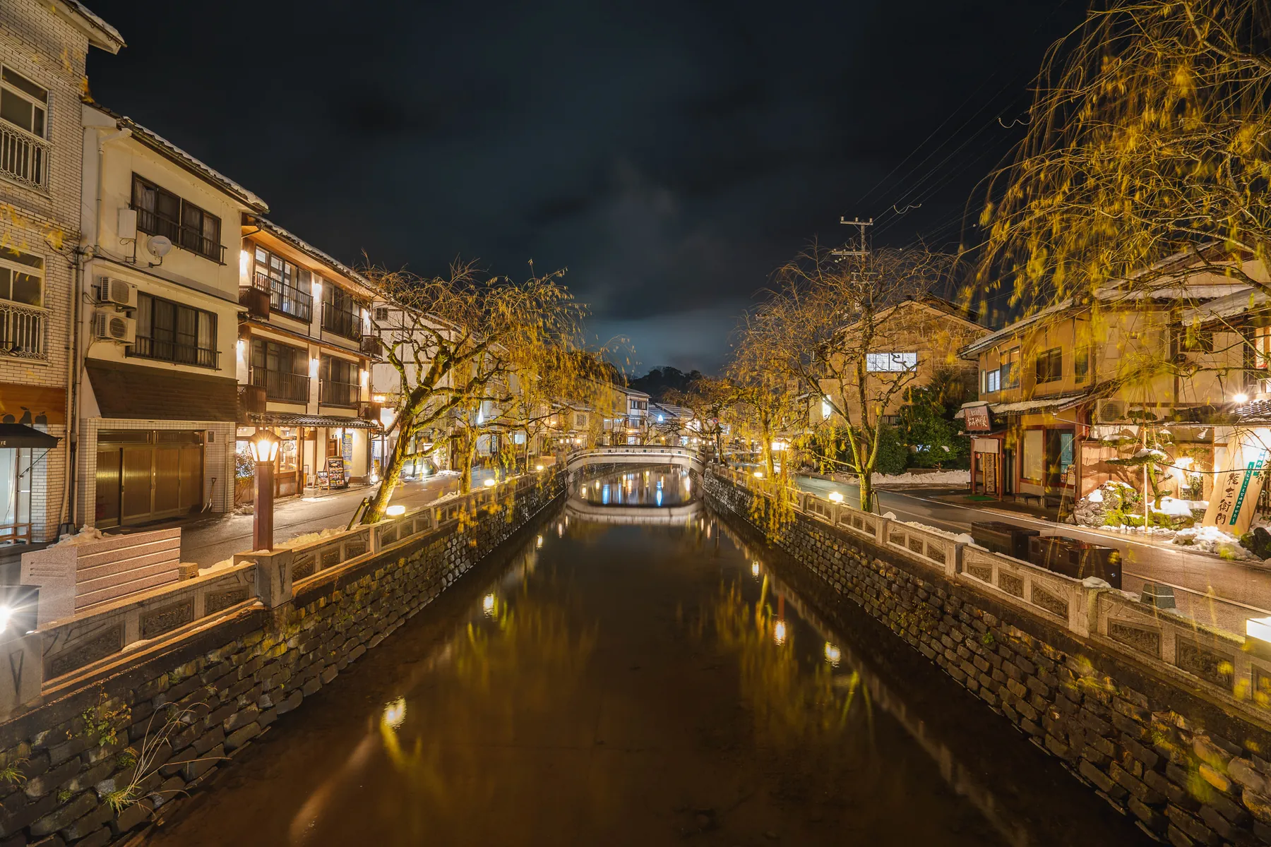 夜の温泉街と川