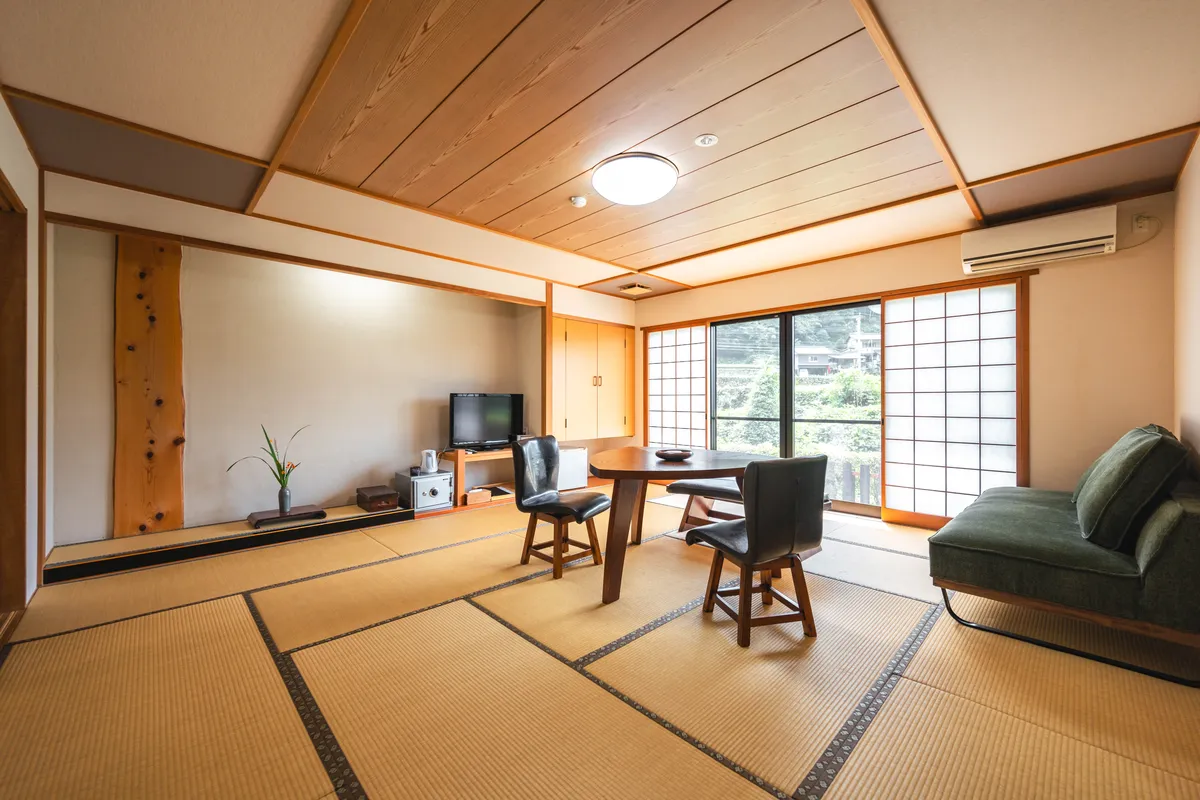 ソファを備えた寛ぎの和室