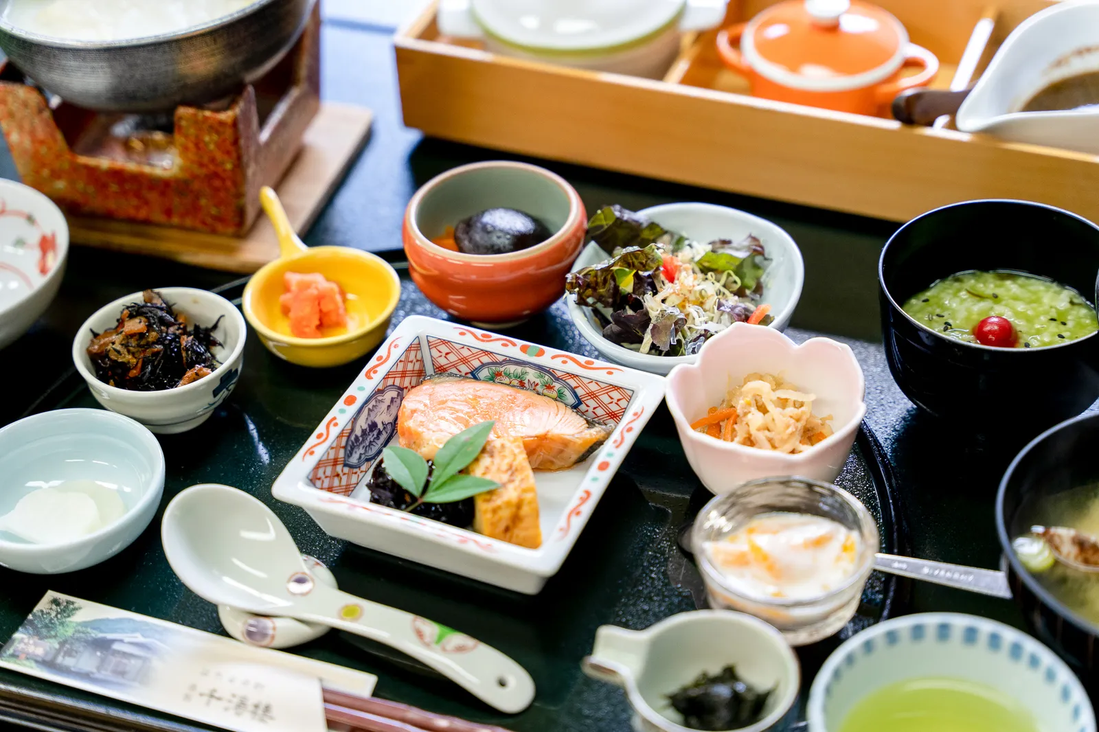 彩り豊かな朝食の御膳